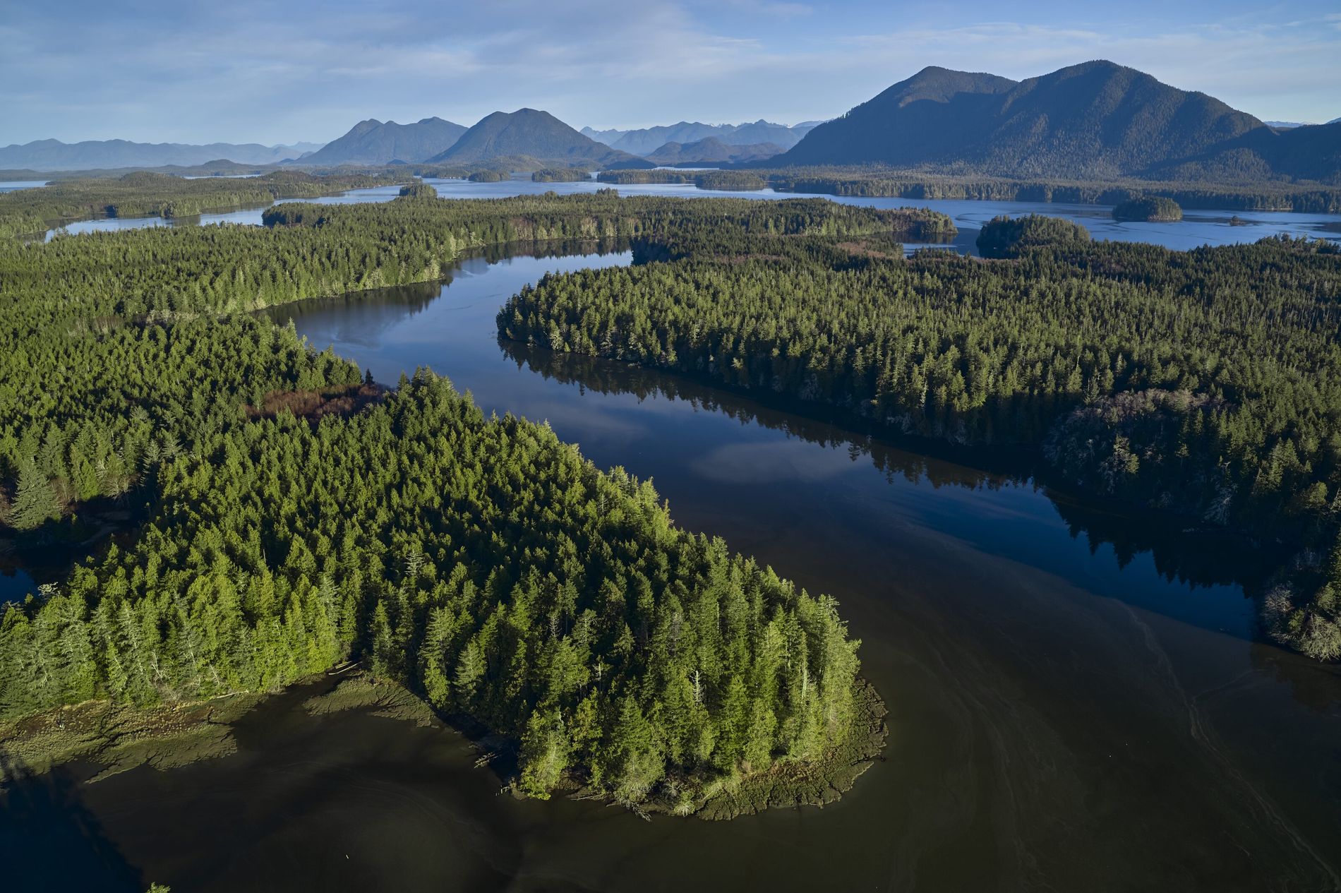 Paisaje natural con bosques, ríos y montañas.